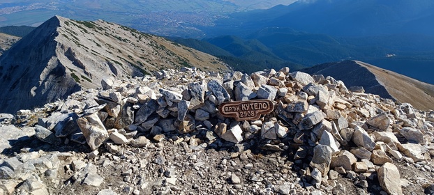 grimpant la cime Vihren et la cime Kutelo